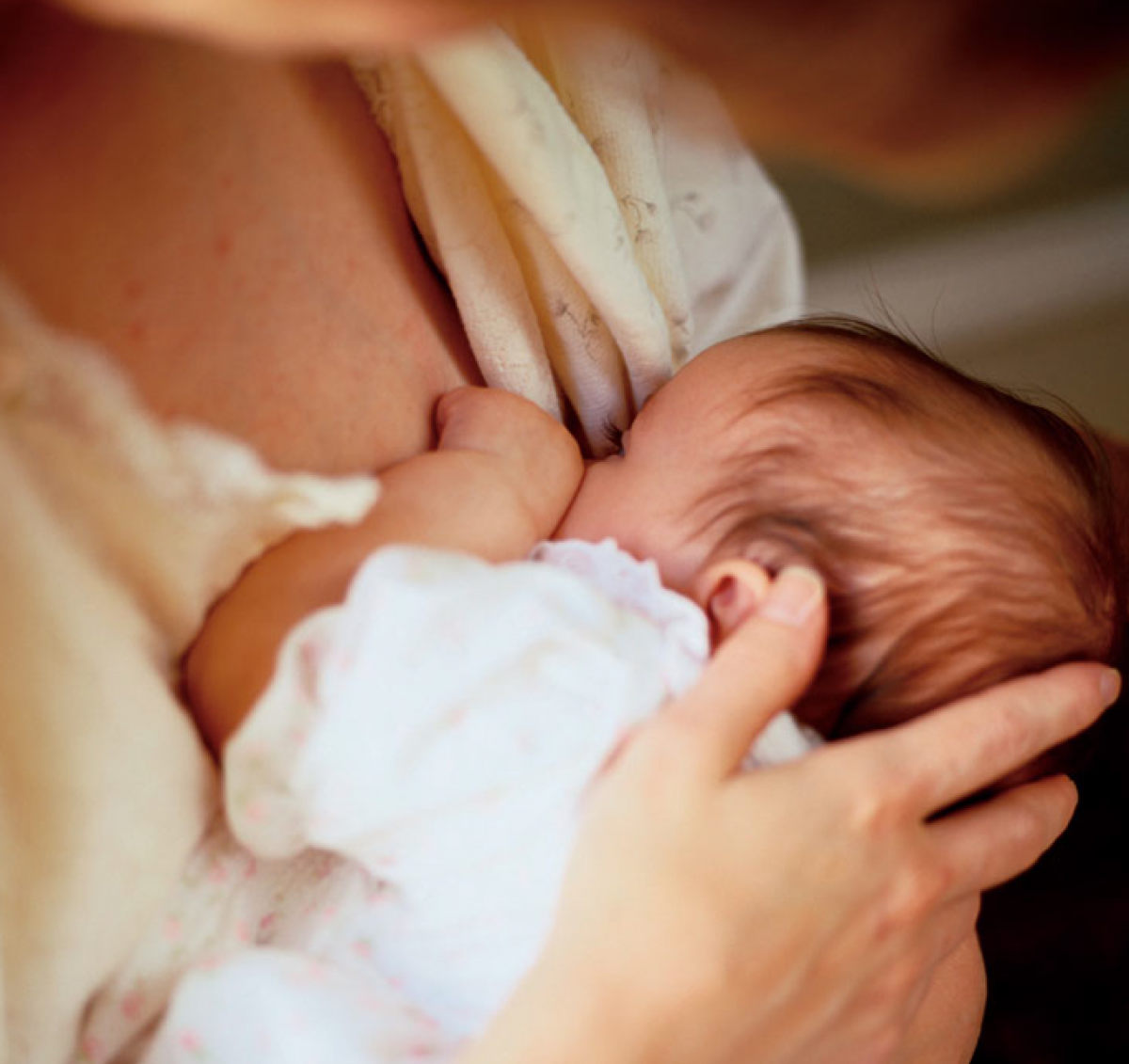 Грудное вскармливание. Мама с новорожденным на руках. Кормление грудью. Фото кормление грудного ребенка. Почему новорожденный не берет