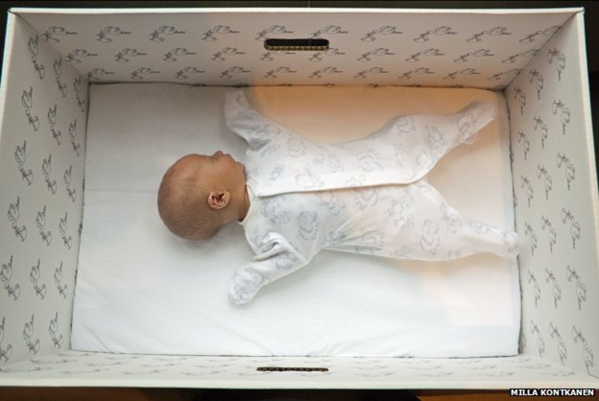 Γιατί τα μωρά στη Φινλανδία κοιμούνται σε χαρτονένια κουτιά;