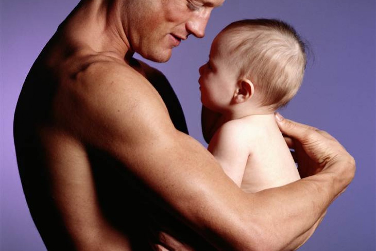 Πώς επηρεάζει τους μπαμπάδες η πατρότητα;