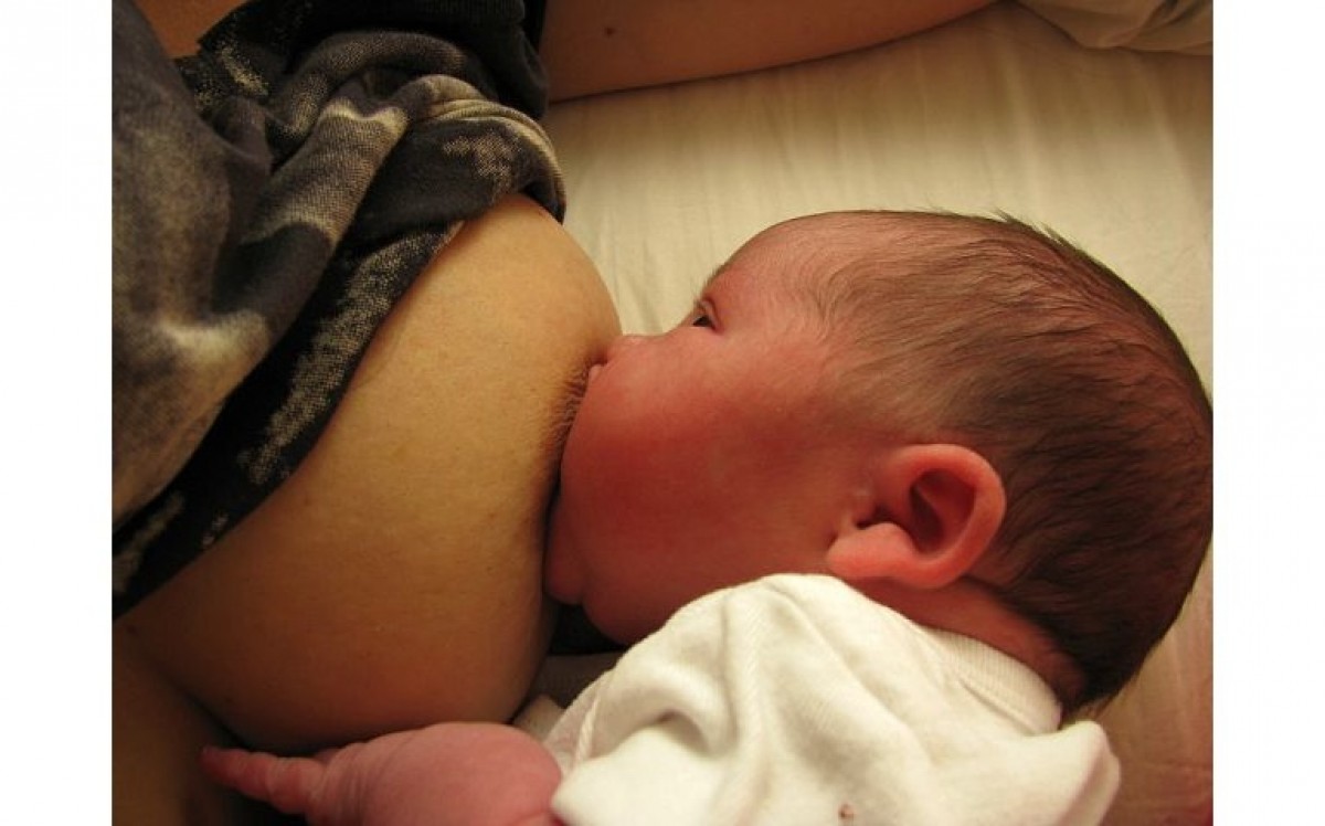 6 πράγματα που πρέπει να κάνετε κατά το πρώτο 24ωρο της ζωής του μωρού για να πετύχει ο θηλασμός