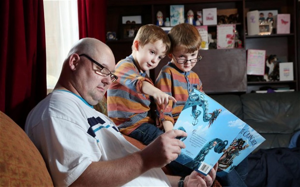 Ένας τυφλός πατέρας βλέπει τους γιους του για πρώτη φορά