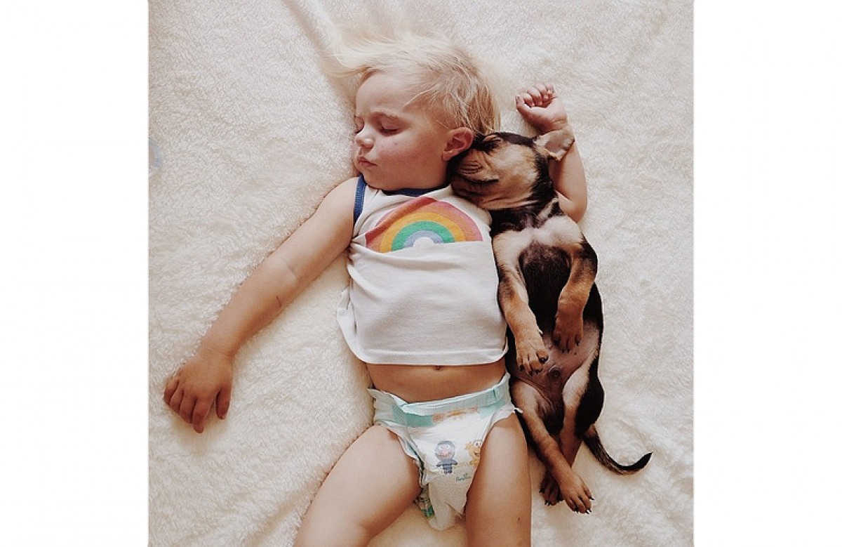 Κουταβάκι και μωράκι κοιμούνται συνέχεια μαζί!
