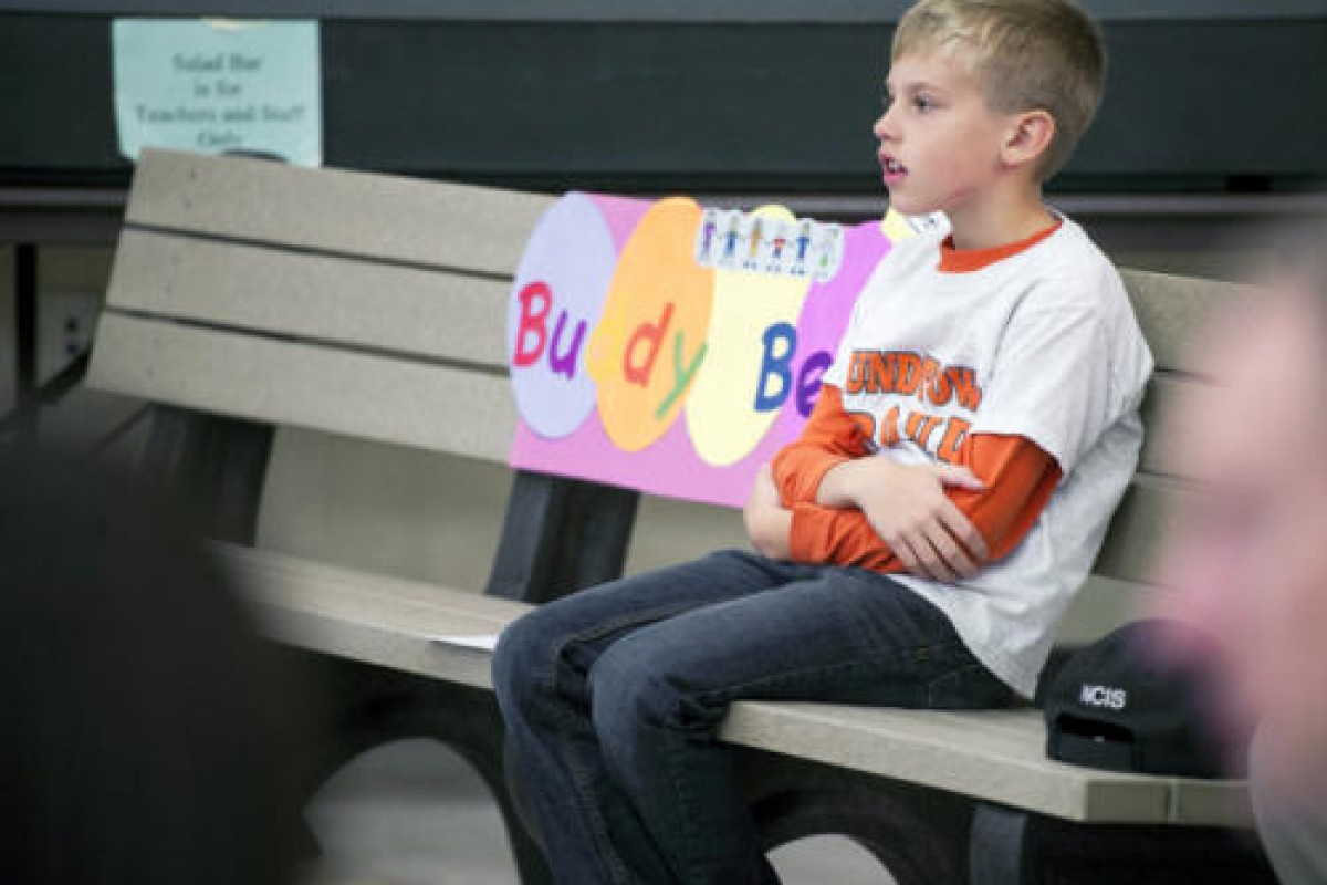 Το buddy bench βοηθάει τους μαθητές να κάνουν νέους φίλους