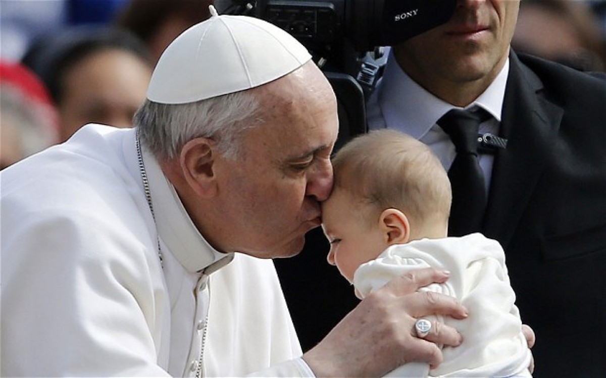 Ο Πάπας Φραγκίσκος υπέρ του δημόσιου θηλασμού
