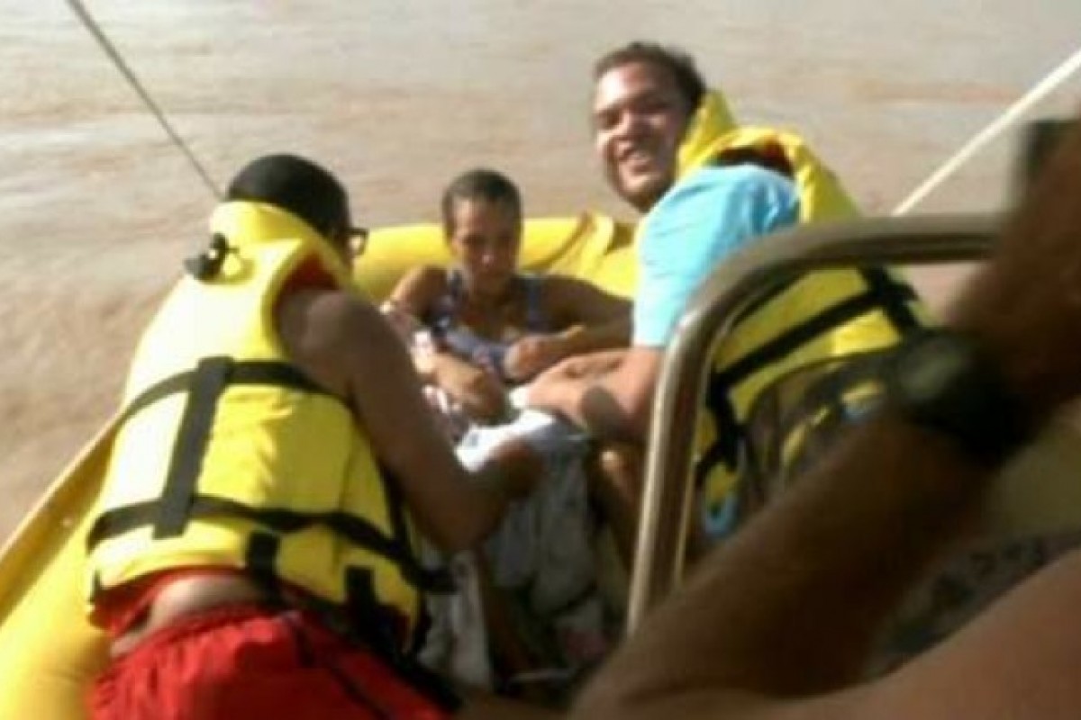 Συγκλονιστικό βίντεο: Γυναίκα γεννάει μέσα σε βάρκα διάσωσης