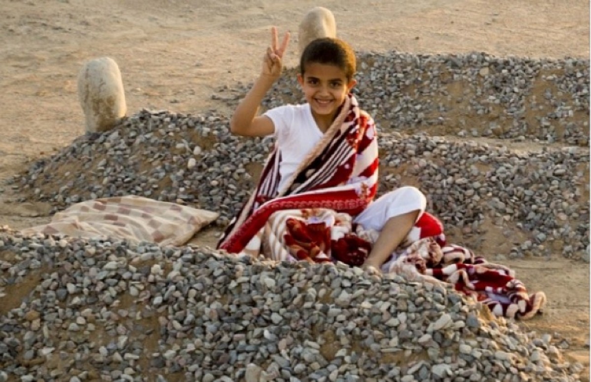 HOAX (απάτη): Ένα παιδάκι στην Συρία κοιμάται ανάμεσα στους τάφους των γονιών του.