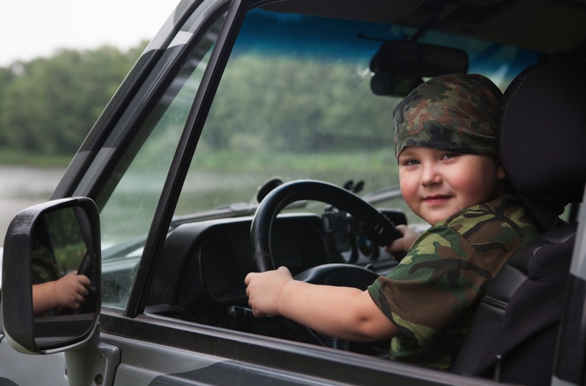 10χρονος πιάστηκε να οδηγάει το αυτοκίνητο των γονιών του και είπε πως είναι… νάνος!