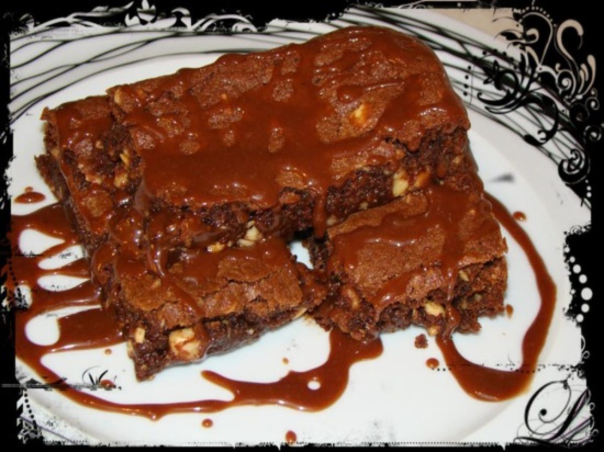 Brownies με φουντούκια και σιρόπι σοκολάτας