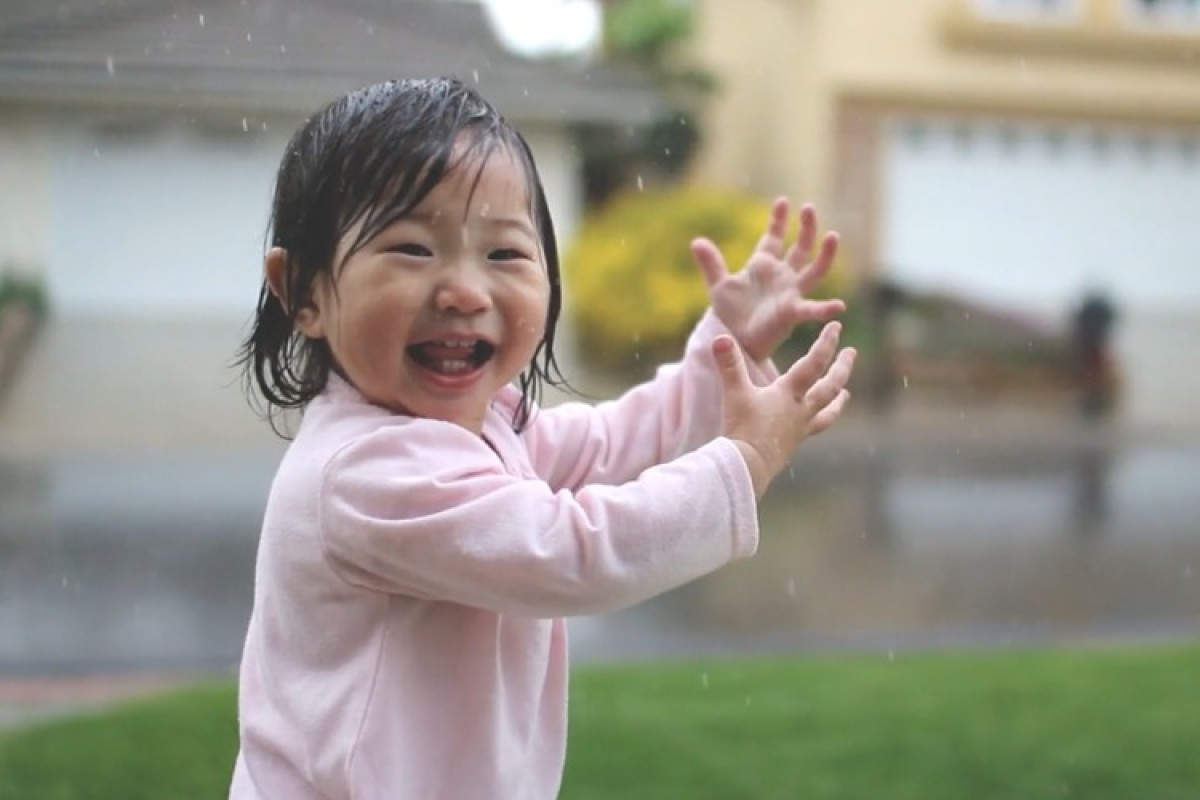 Βίντεο: όταν ένα μωρό ανακαλύπτει τη βροχή!