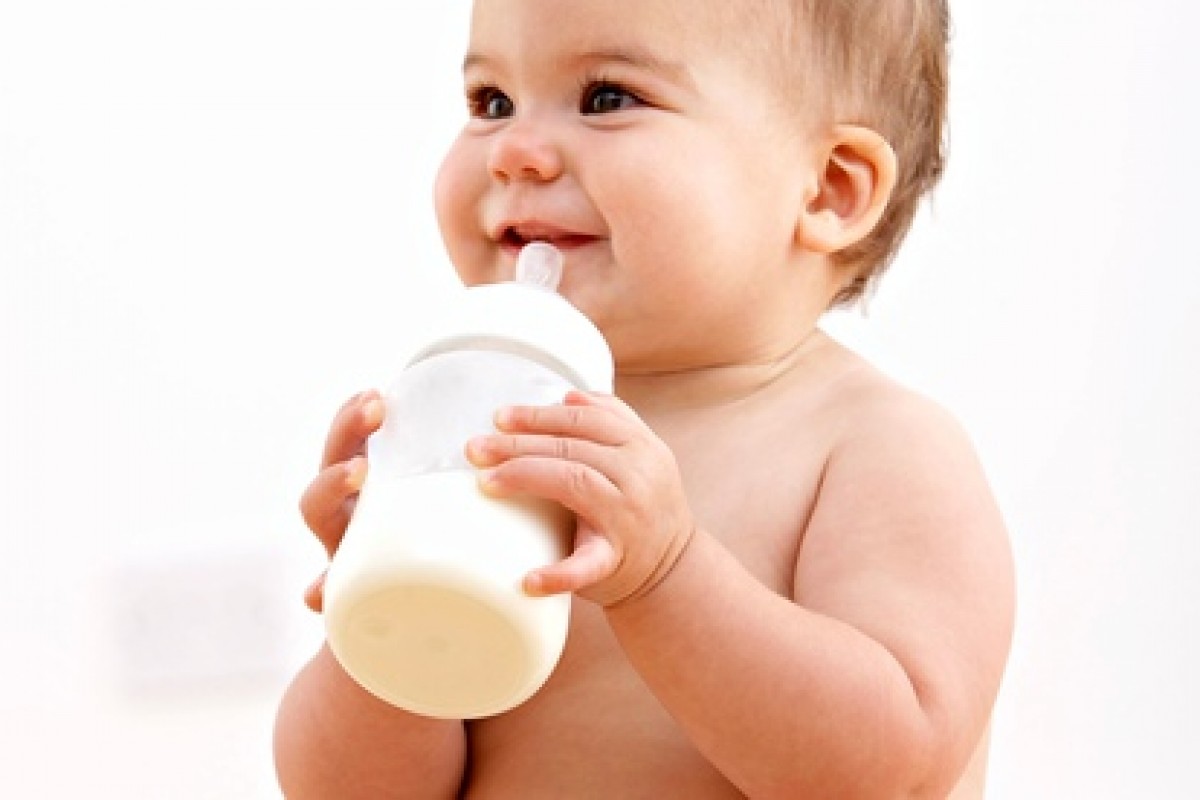 Τα αγόρια και τα κορίτσια λαμβάνουν διαφορετικά θρεπτικά συστατικά από το μητρικό γάλα
