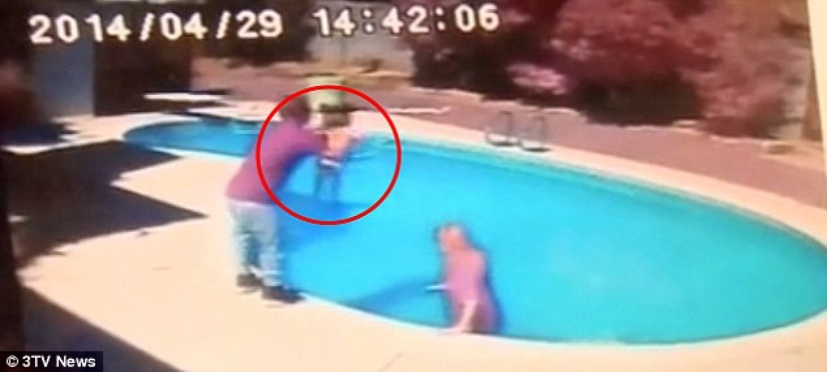 Πέταξε τη 2χρονη κόρη του στην πισίνα «για να πάρει το μάθημά της»