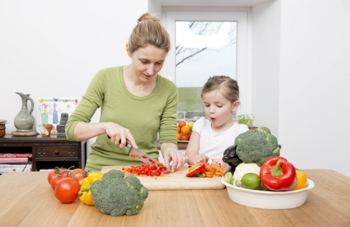 Τα παιδιά που μαγειρεύουν τρώνε περισσότερα λαχανικά!