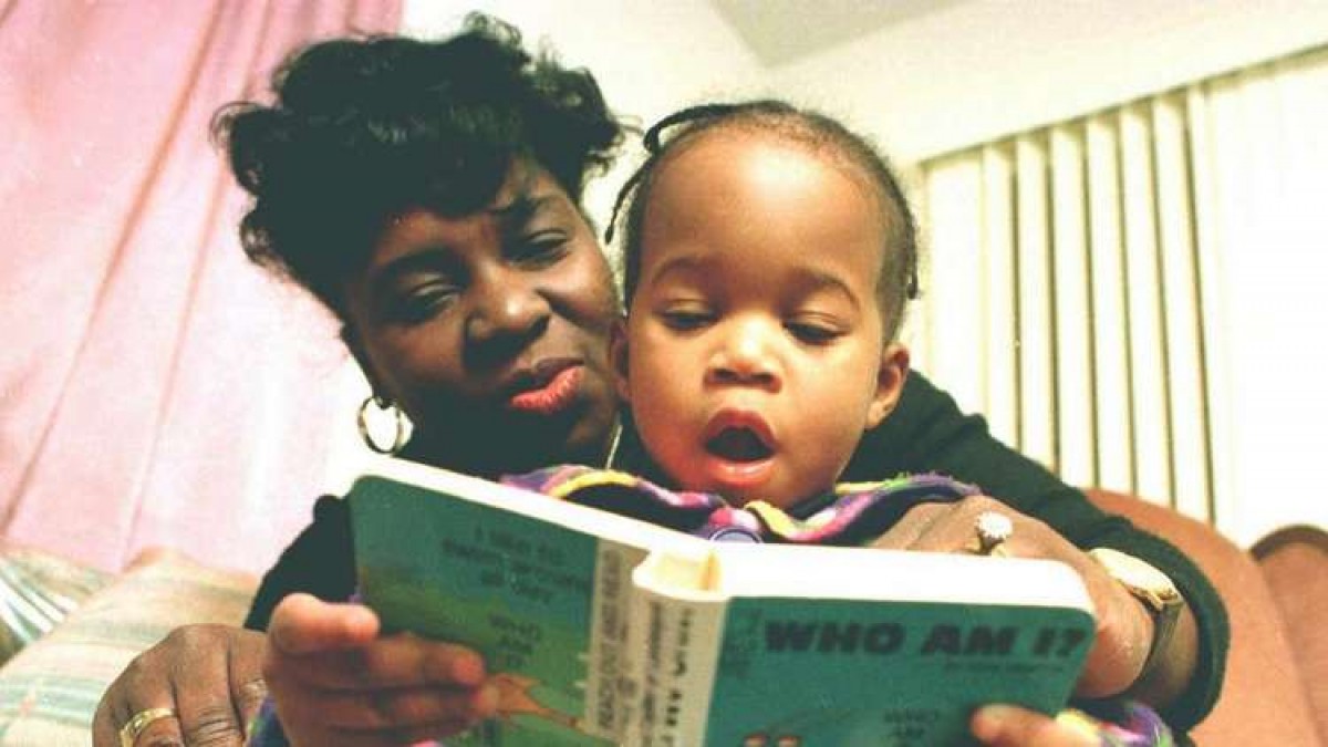 «Να διαβάζετε στα παιδιά σας κάθε μέρα» συστήνουν οι παιδίατροι