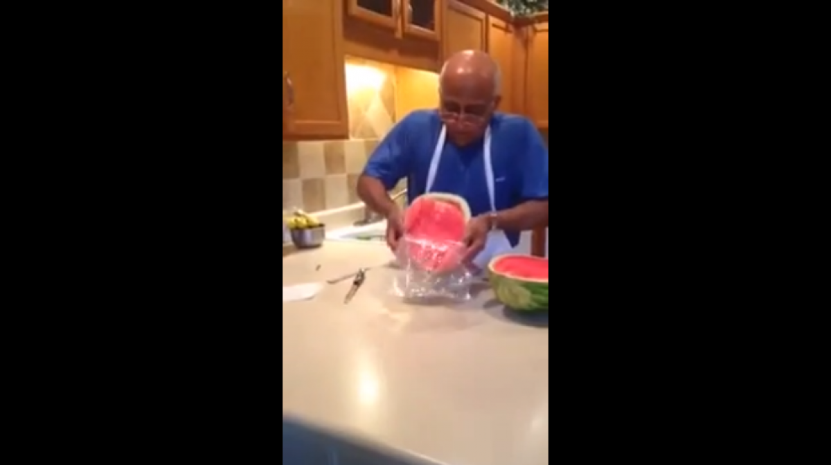 [Bίντεο] Ο πιο εύκολος και γρήγορος τρόπος για να κόψετε το καρπούζι!