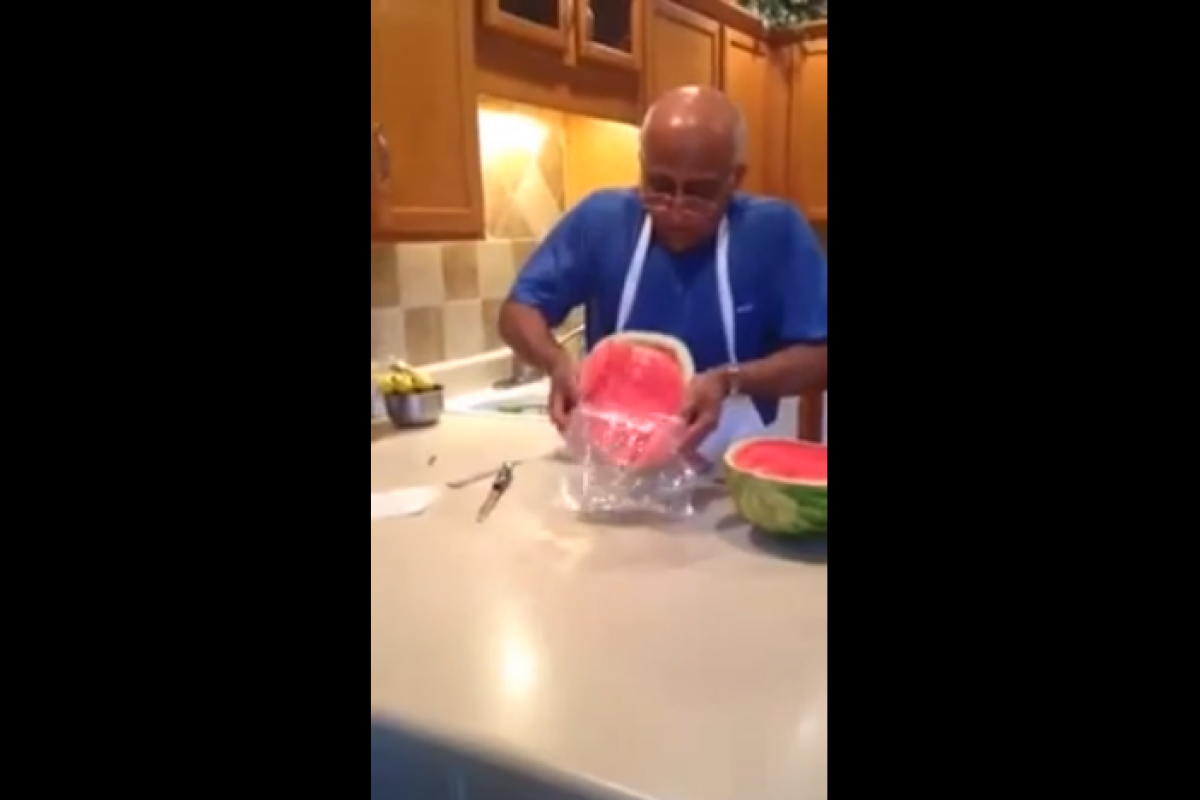 [Bίντεο] Ο πιο εύκολος και γρήγορος τρόπος για να κόψετε το καρπούζι!