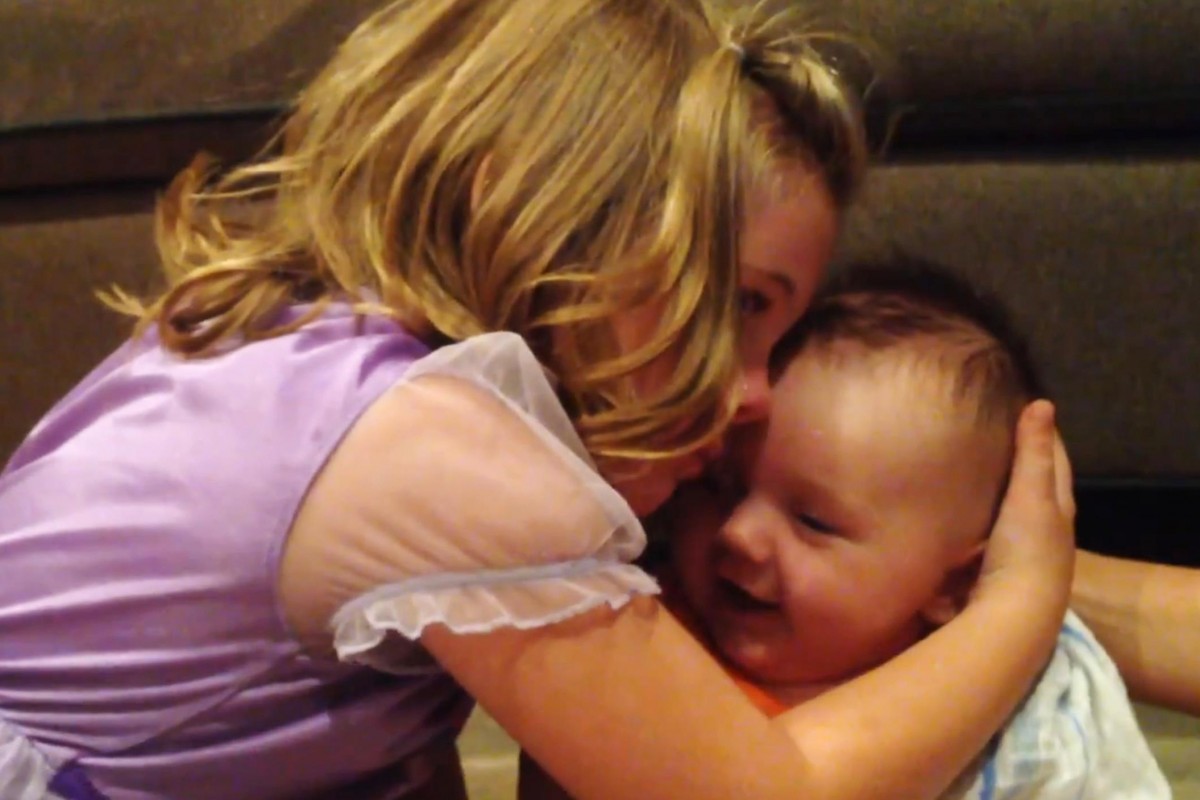 [Βίντεο] Δεν ήθελε ο αδελφός της να μεγαλώσει!