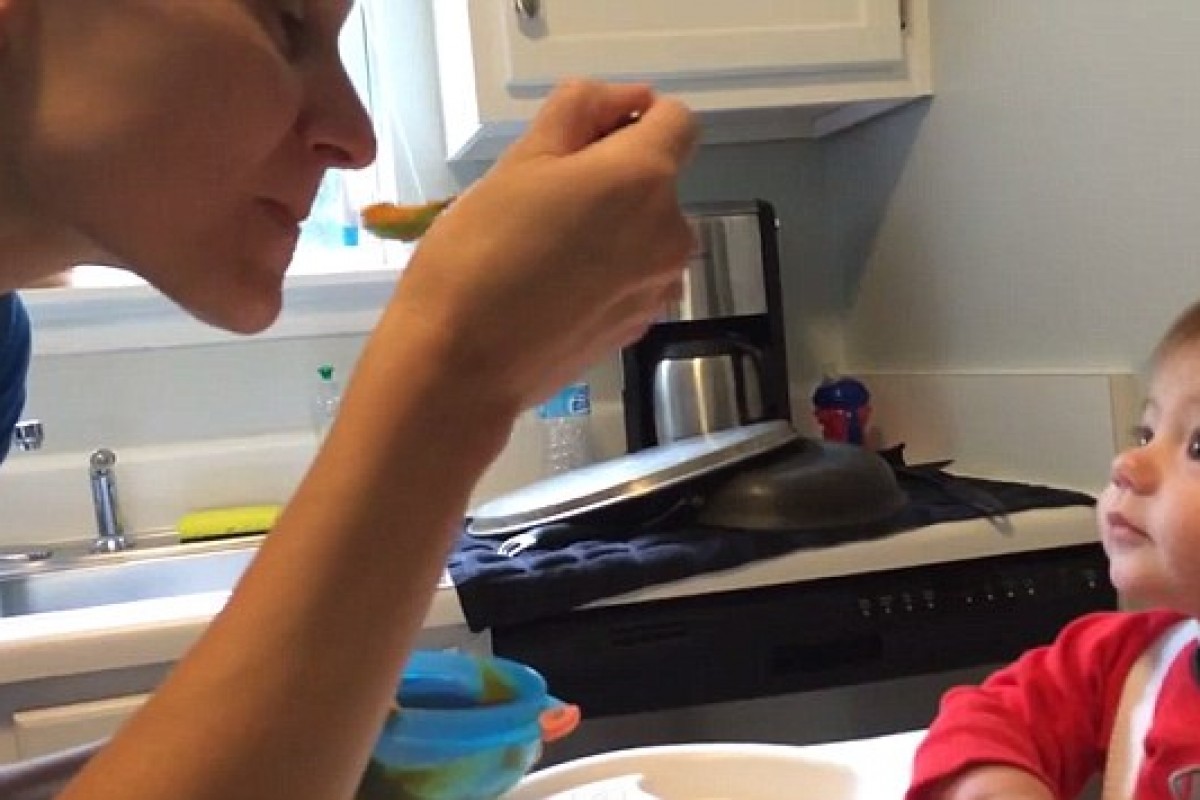 [Βίντεο] Η πρώτη του φορά που δοκιμάζει πραγματικό φαγητό