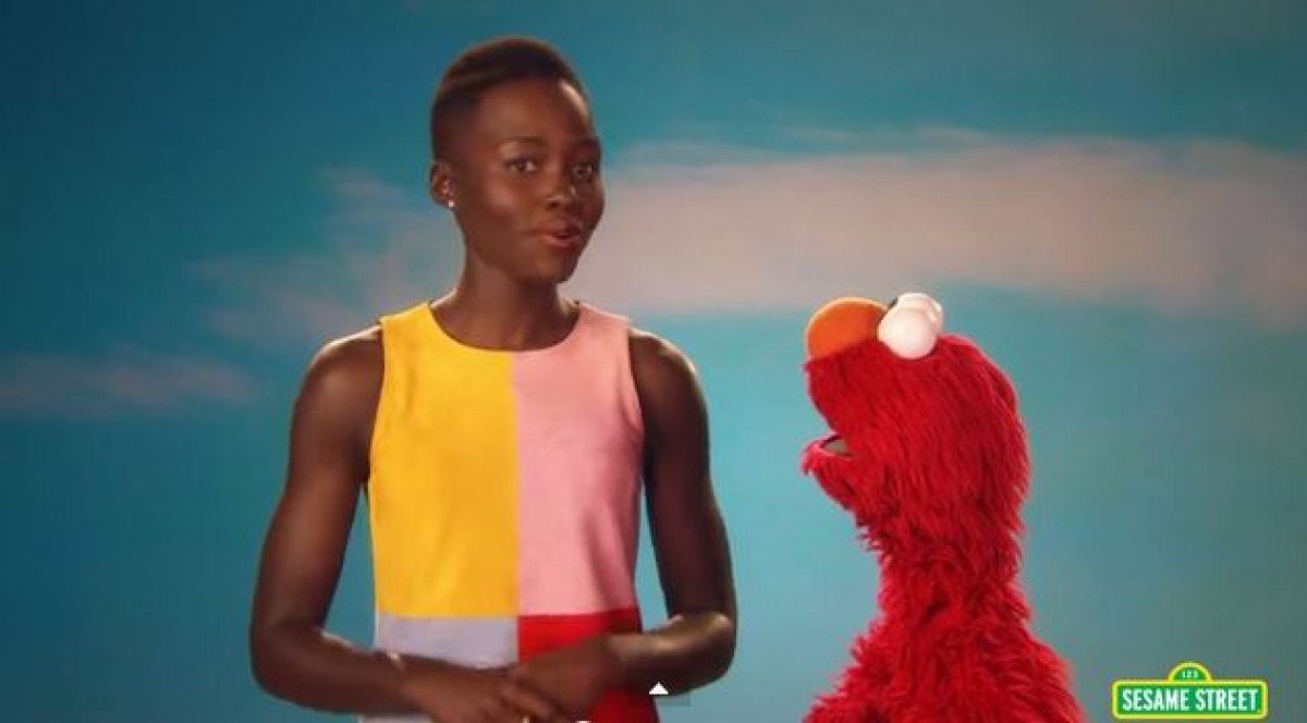 Η Lupita Nyong’o και ο Elmo μαθαίνουν στα παιδιά να αγαπούν το δέρμα τους