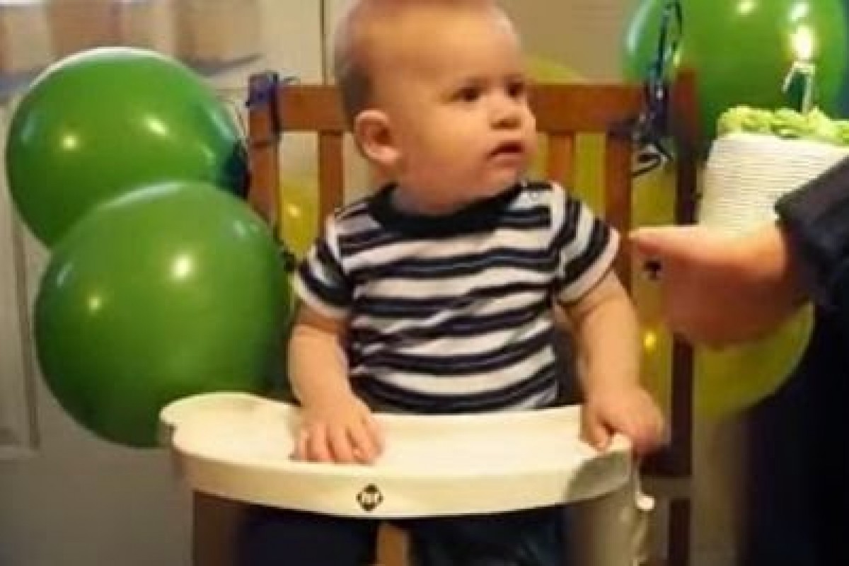 [Βίντεο] Δείτε ένα μωρό που ήθελε -πολύ- να απολαύσει την πρώτη του τούρτα γενεθλίων