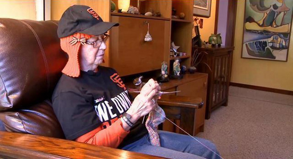  Μια γιαγιά που δίνει μάχη με τον καρκίνο… πλέκει τα μαλλιά της!