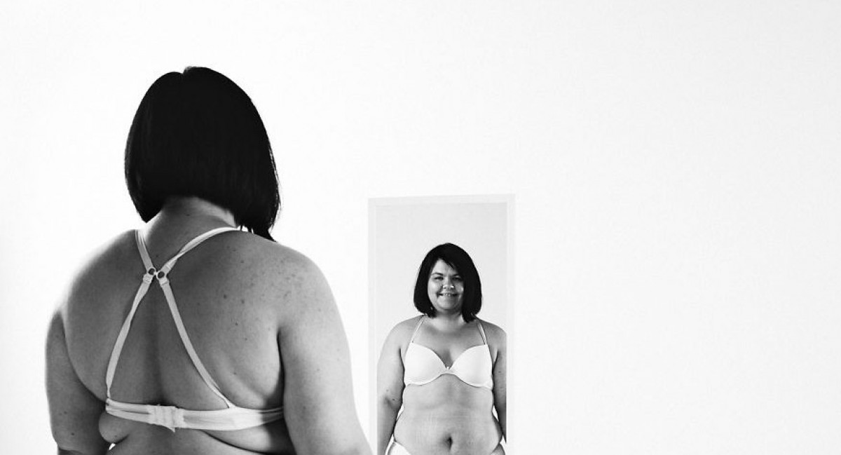Γυναίκες αντιμετωπίζουν τον εαυτό τους στον καθρέφτη