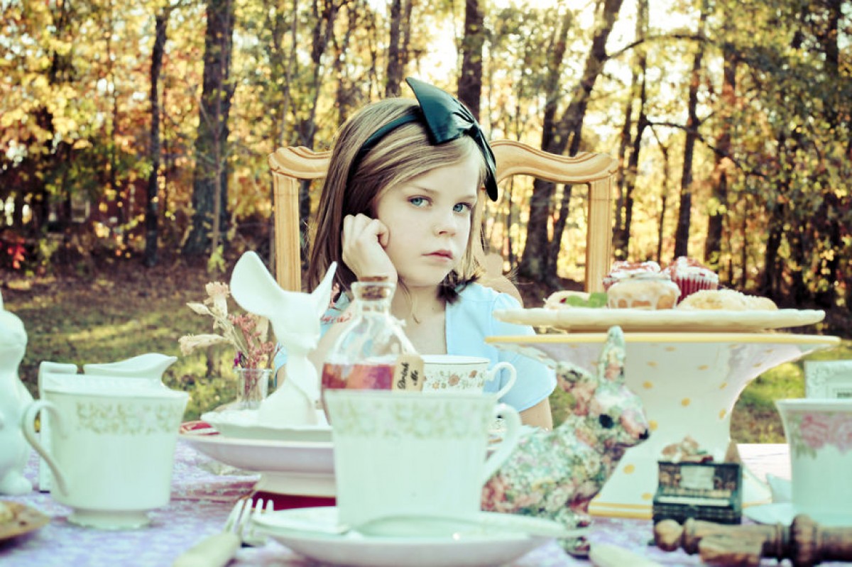 Η μικρή Alice βρήκε τη χώρα των θαυμάτων της στο φακό της φωτογράφου μαμάς της