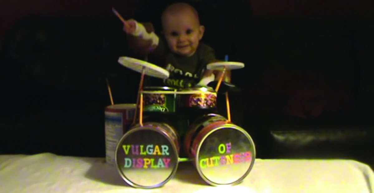 [Βίντεο] Απολαύστε το πιο metal μωρό στα ντραμς!