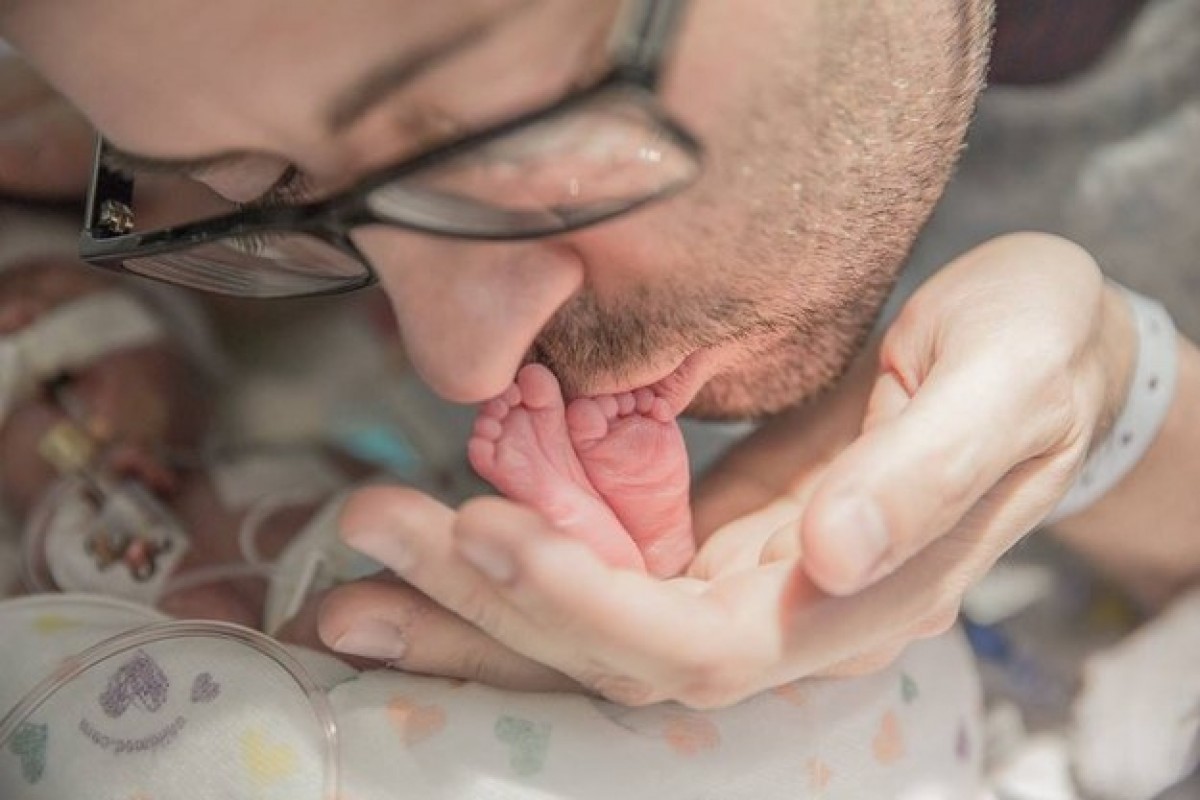 Ένας πατέρας αποχαιρετά το νεογέννητο μωράκι του μ’ ένα τραγούδι