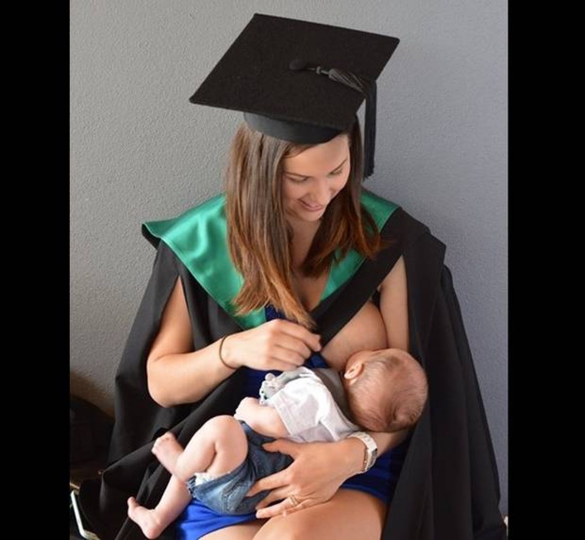 Μαμά θηλάζει τον γιο της στη φωτογραφία της αποφοίτησης της από το πανεπιστήμιο