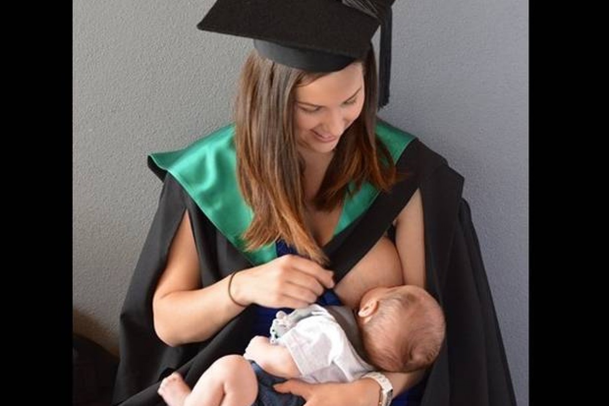 Μαμά θηλάζει τον γιο της στη φωτογραφία της αποφοίτησης της από το πανεπιστήμιο