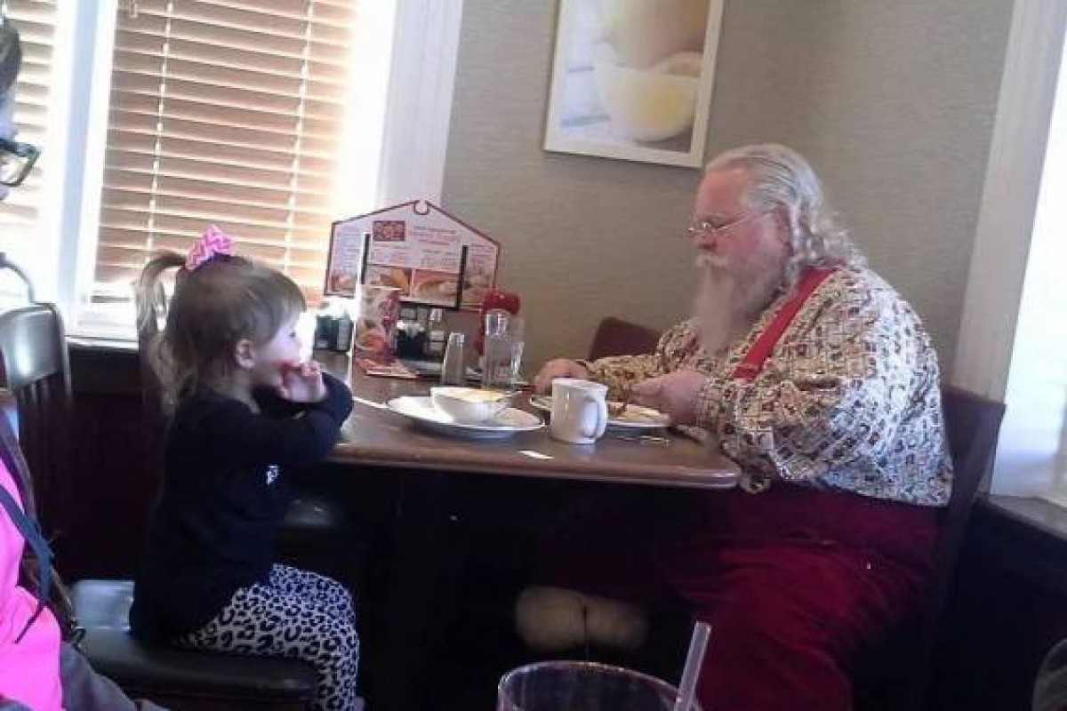 Ένα κοριτσάκι πήγε να κρατήσει συντροφιά στον Άι Βασίλη για να μην τρώει μόνος του