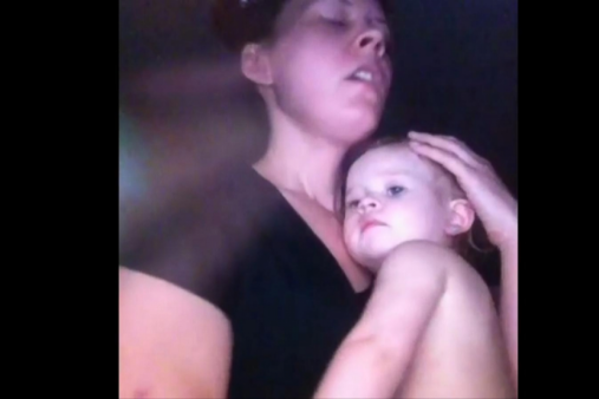 Μια μαμά νανουρίζει το μωρό της και μας μαγεύει με την εκπληκτική φωνή της