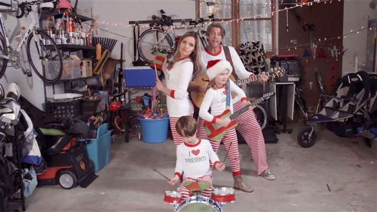 Οι Holderness μάς βάζουν τα γυαλιά με το τρελό χριστουγεννιάτικο βίντεό τους
