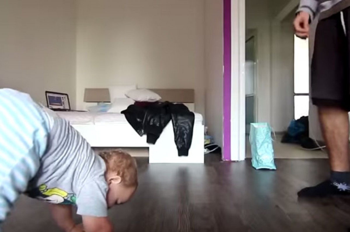 [Βίντεο] Δείτε ένα νηπιάκι να χορεύει μπρέικντανς με τον μπαμπά του