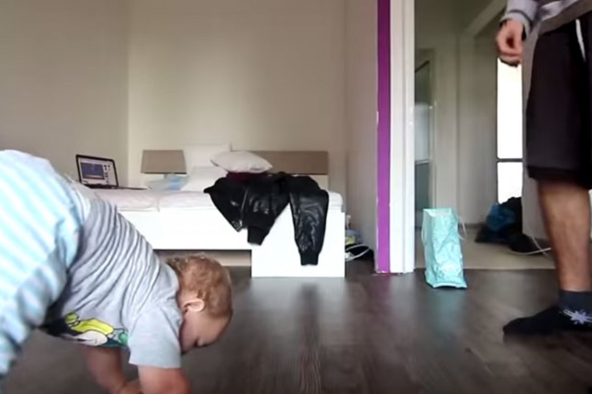 [Βίντεο] Δείτε ένα νηπιάκι να χορεύει μπρέικντανς με τον μπαμπά του