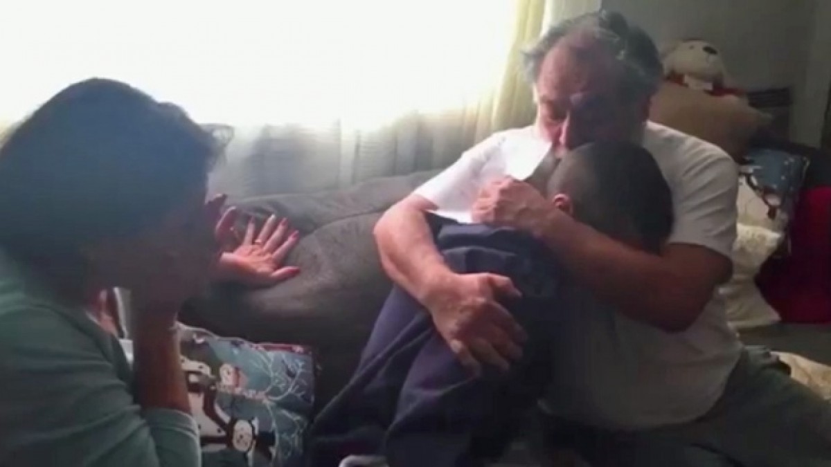 [Βίντεο] Ένα δώρο από καρδιάς στους γονείς του για τις γιορτές