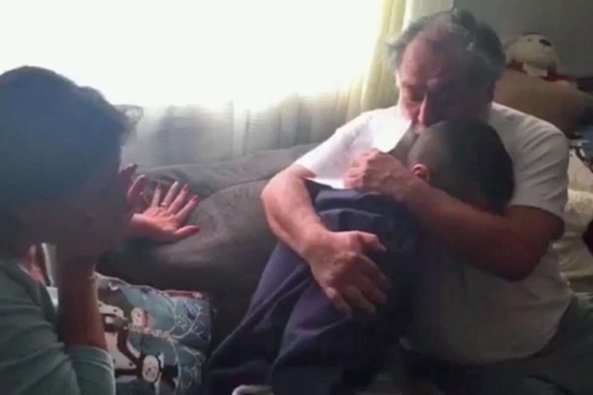 [Βίντεο] Ένα δώρο από καρδιάς στους γονείς του για τις γιορτές