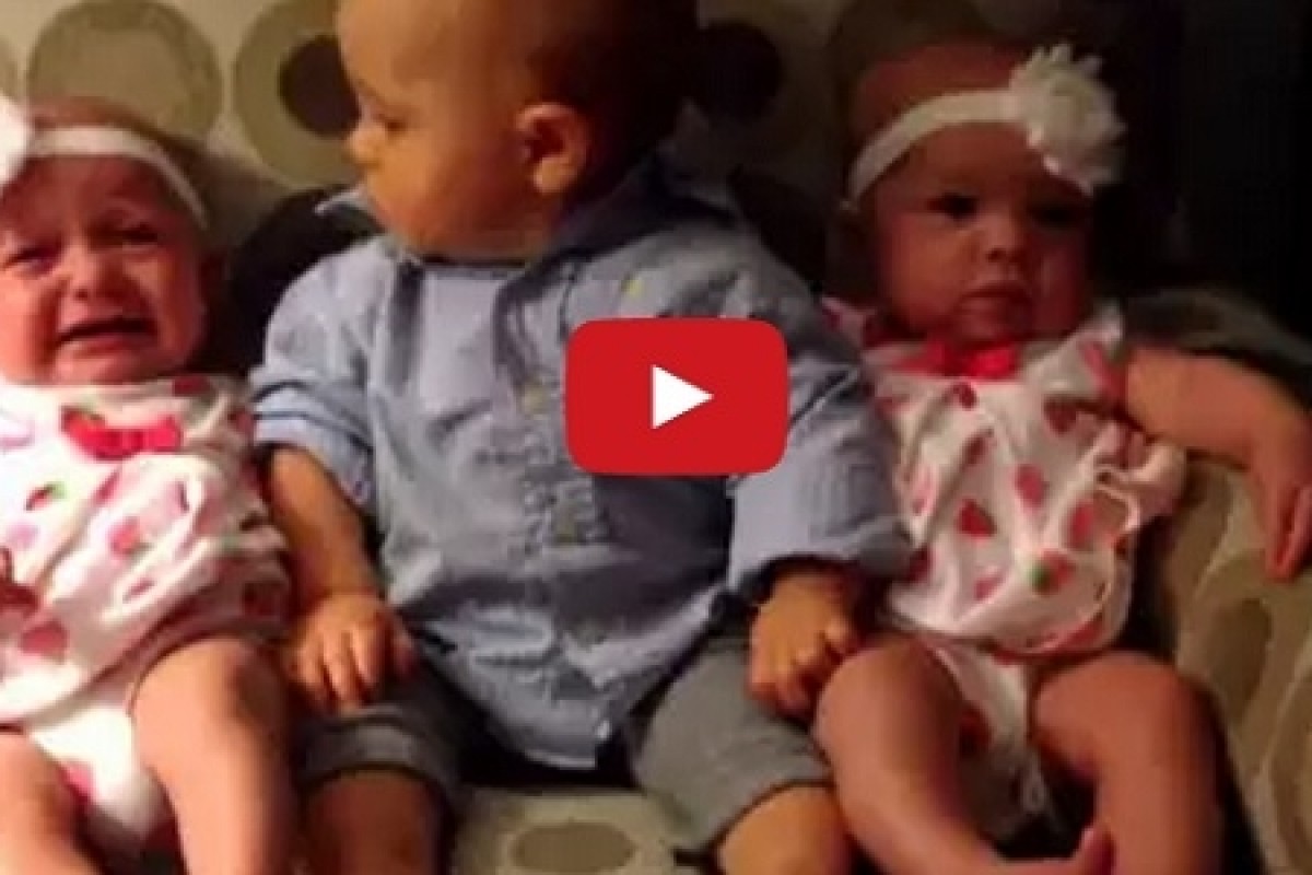[Βίντεο] Μωρό αντιμέτωπο με ένα από τα μεγαλύτερα μυστήρια της ζωής: τα δίδυμα!