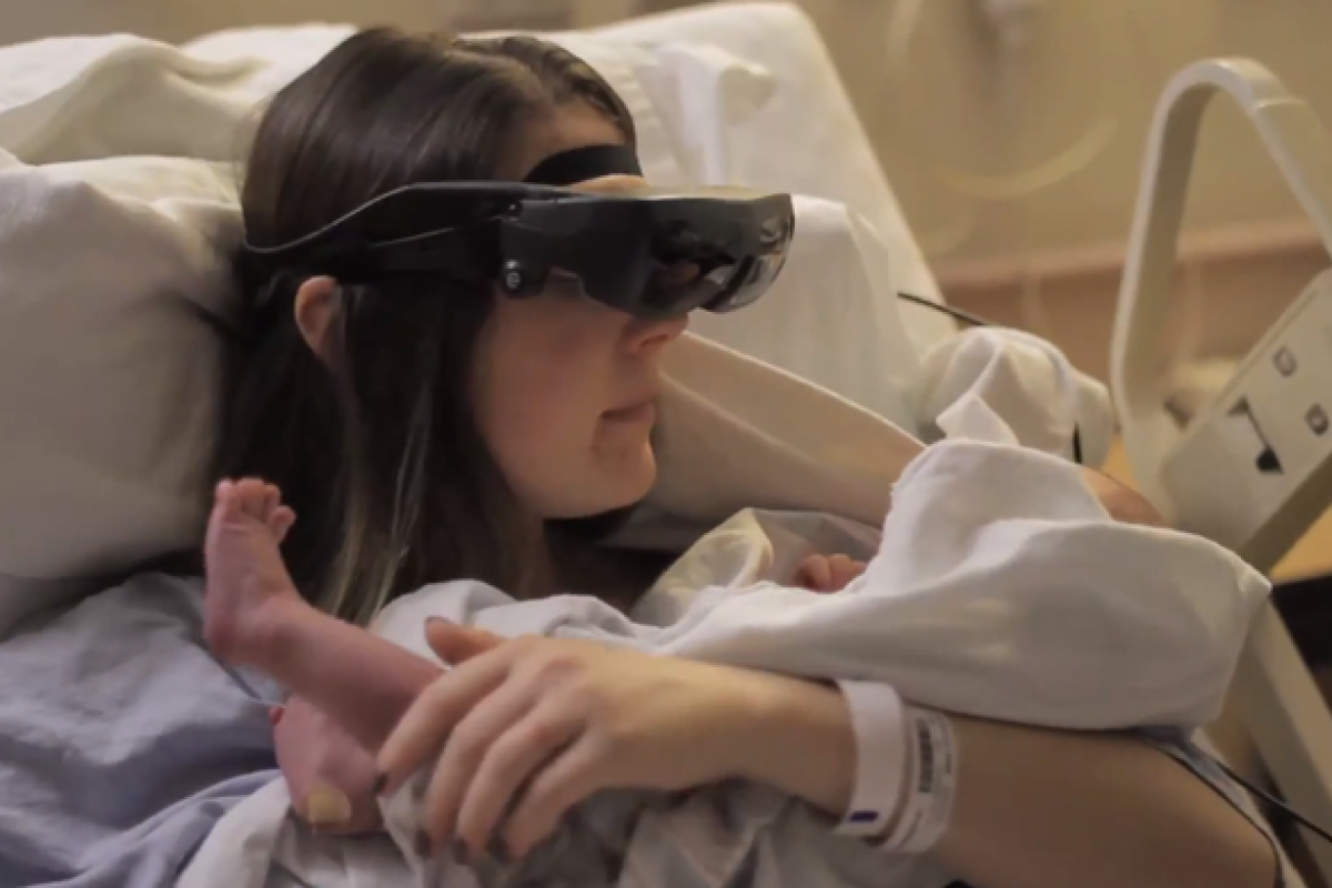 Μία τυφλή μαμά βλέπει το νεογέννητο μωρό της για πρώτη φορά