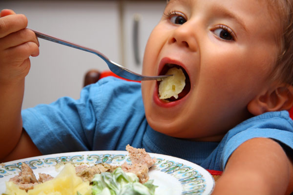 Κάντε το νήπιό σας να φάει το βραδινό του… σε 48 απλά βήματα