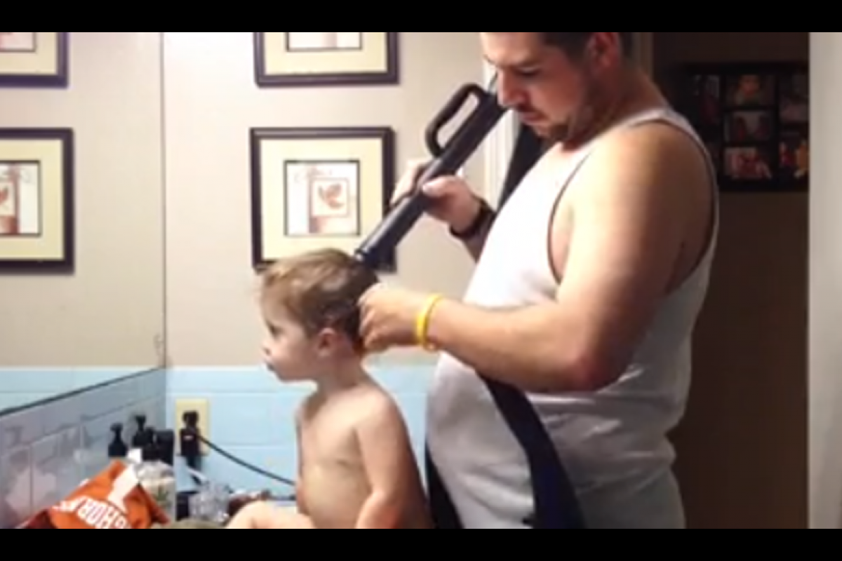 Δείτε το κόλπο που βρήκε αυτός ο μπαμπάς για να στεγνώνει τα μαλλιά της κόρης του
