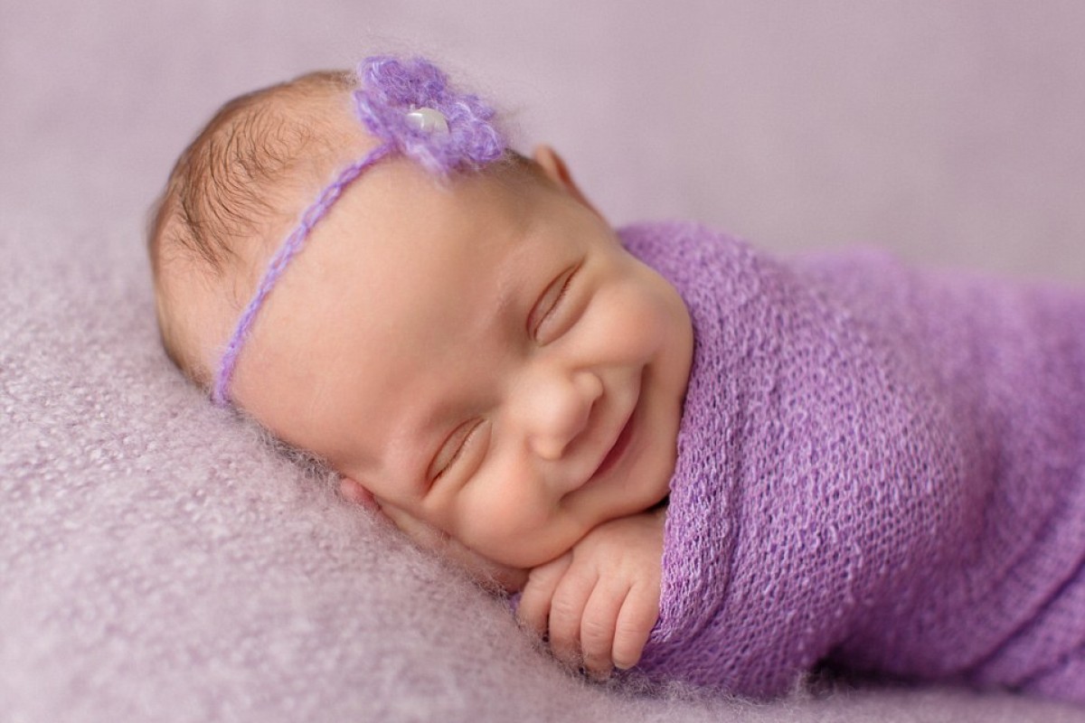 Υπάρχει τίποτα πιο αγαπησιάρικο από ένα χαμογελαστό μωράκι που κοιμάται;
