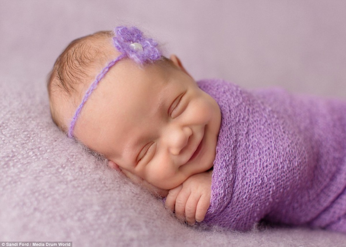 Υπάρχει τίποτα πιο αγαπησιάρικο από ένα χαμογελαστό μωράκι που κοιμάται;