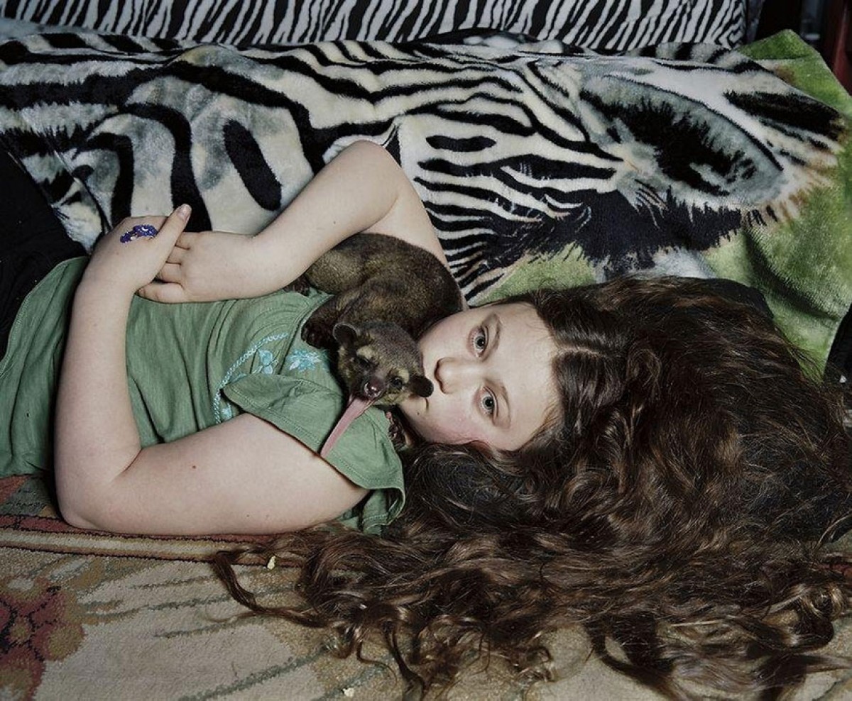 Η μικρή Amelia μεγάλωσε, αλλά δεν σταμάτησε να φωτογραφίζεται με απίθανα ζώα