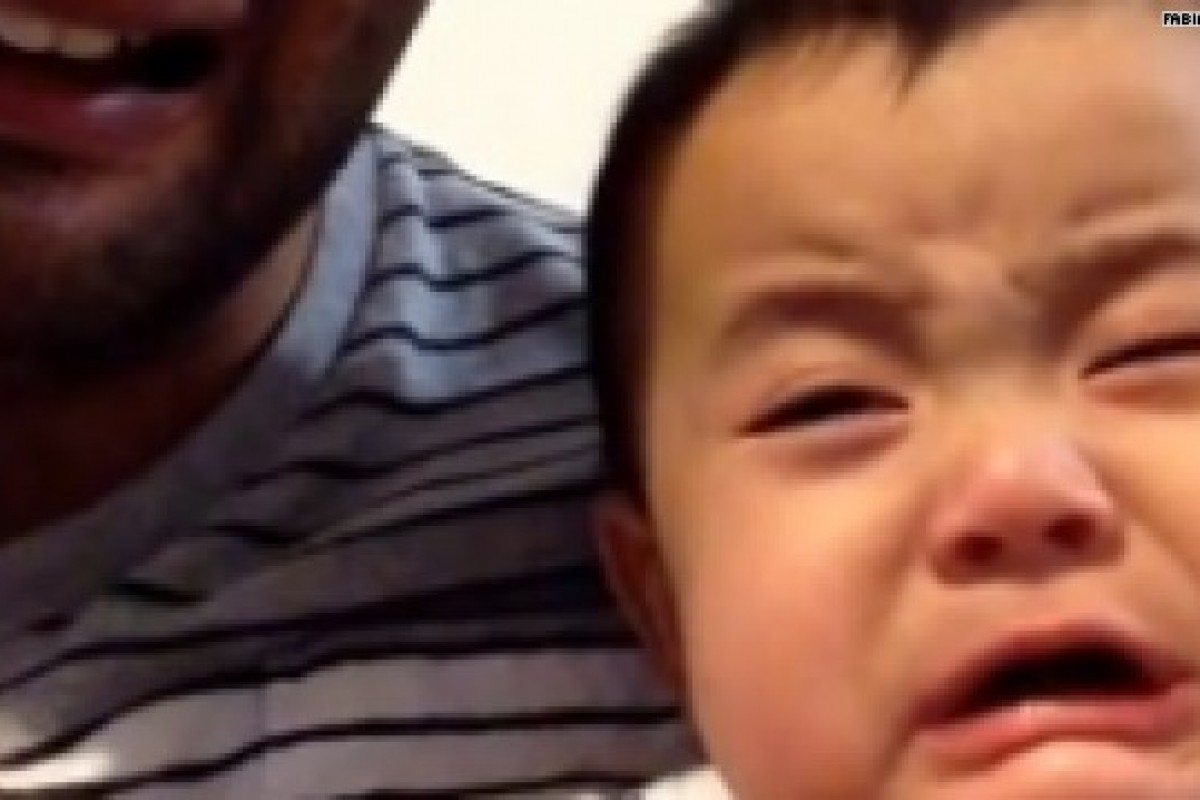 [Βίντεο] Ένα μωράκι βάζει τα κλάματα κάθε φορά που βλέπει τον μπαμπά του να κλαίει