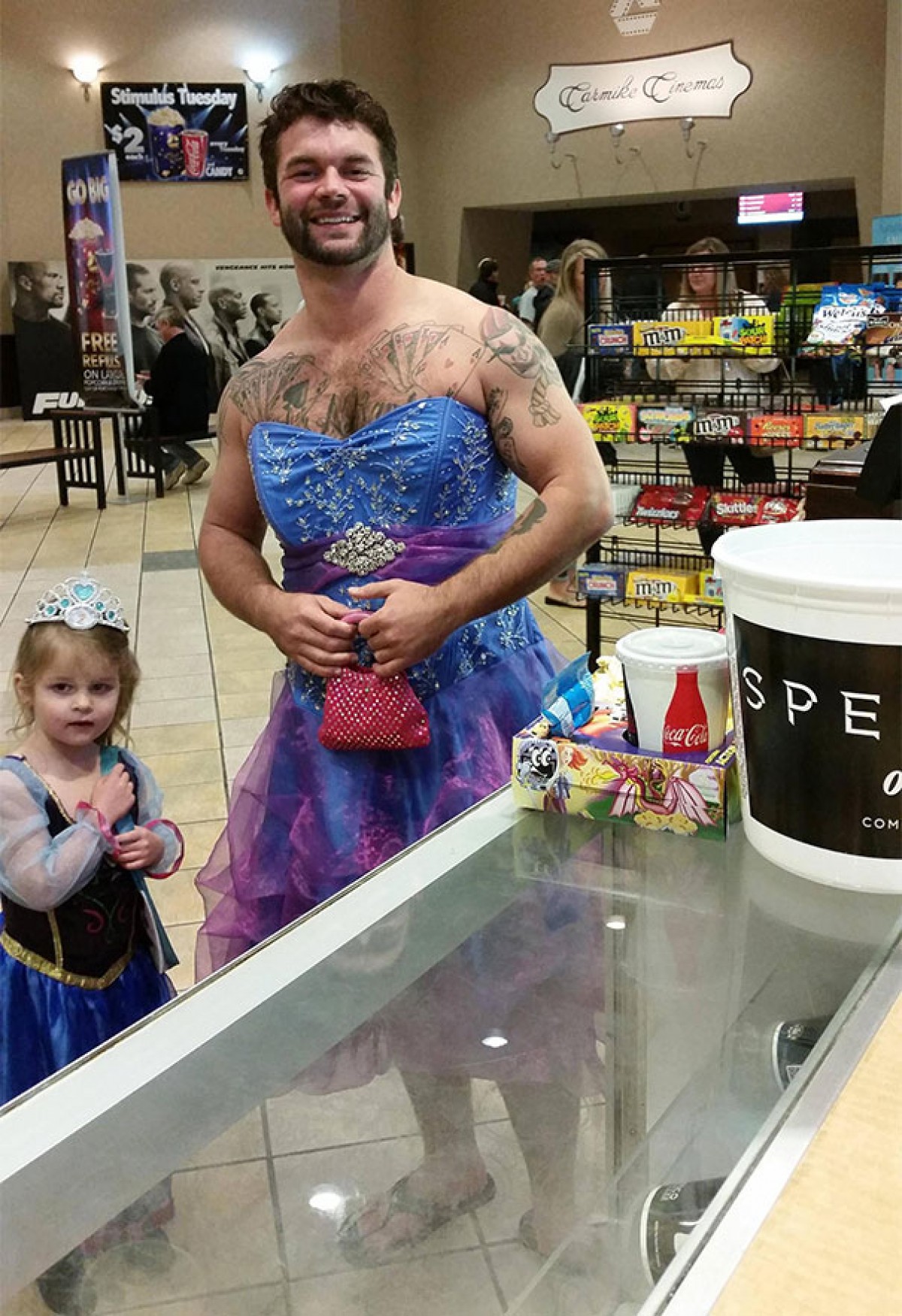Ντρεπόταν να ντυθεί πριγκίπισσα για να πάει σινεμά κι έτσι ντύθηκε κι ο θείος της
