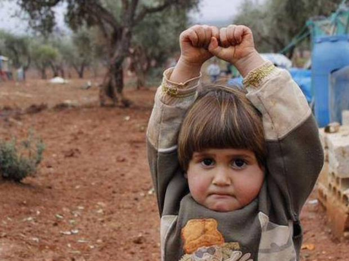 Το παιδάκι από τη Συρία που παραδόθηκε στην κάμερα θεωρώντας την όπλο