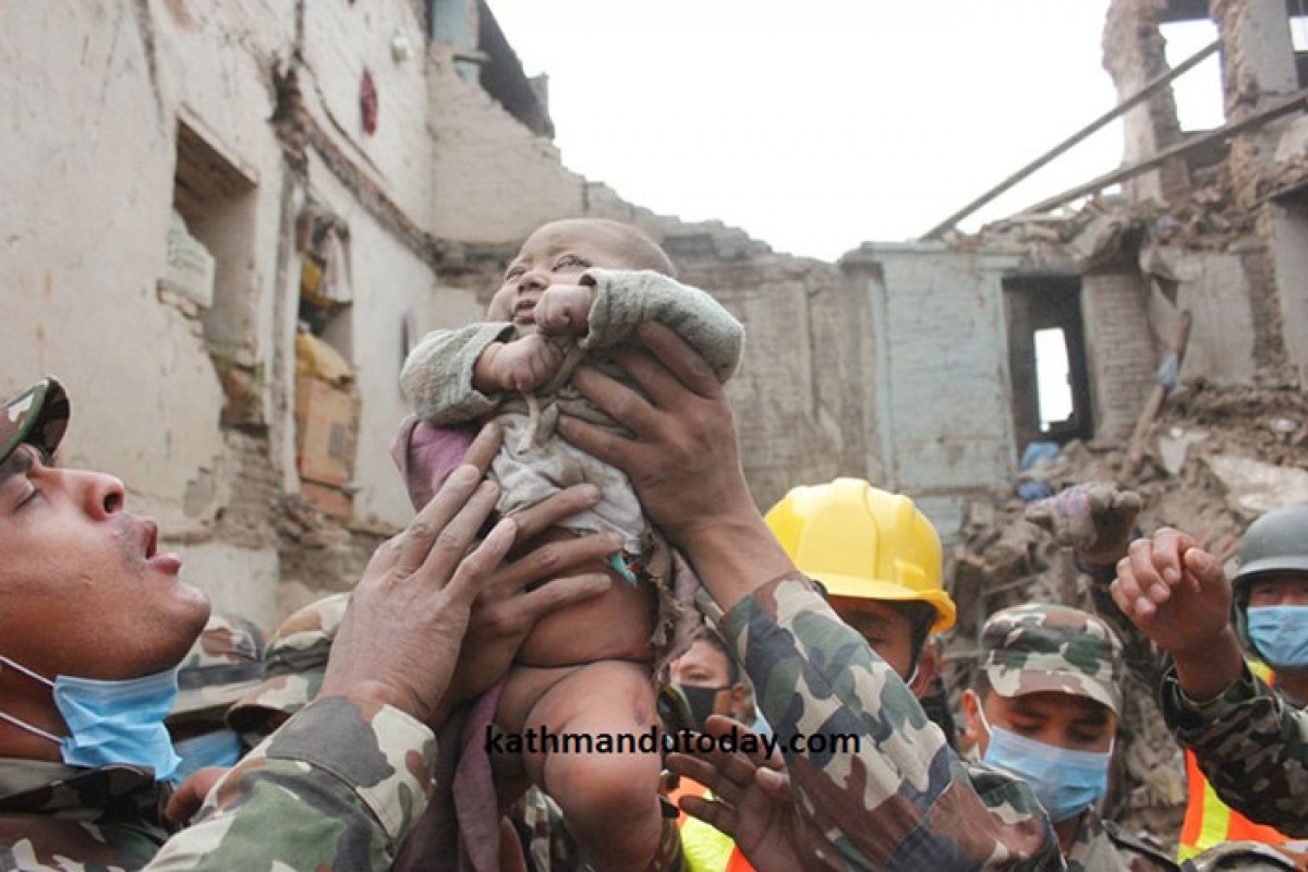 Ένα αγοράκι 4 μηνών ανασύρθηκε ζωντανό 22 ώρες μετά το σεισμό στο Νεπάλ
