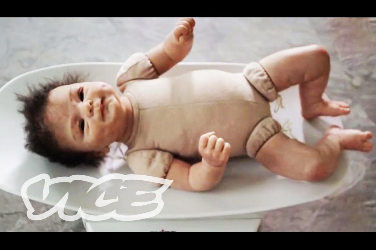 [Βίντεο] Υπάρχουν κάποιοι που μεγαλώνουν μωρά… κούκλες
