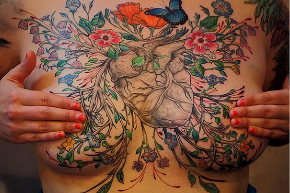Καλλιτέχνες καλύπτουν με τατουάζ τις ουλές γυναικών που έχασαν το στήθος τους από τον καρκίνο